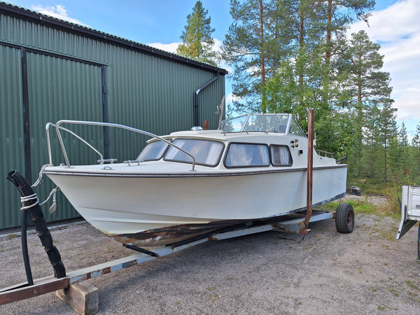 Motorbåt med kajuta