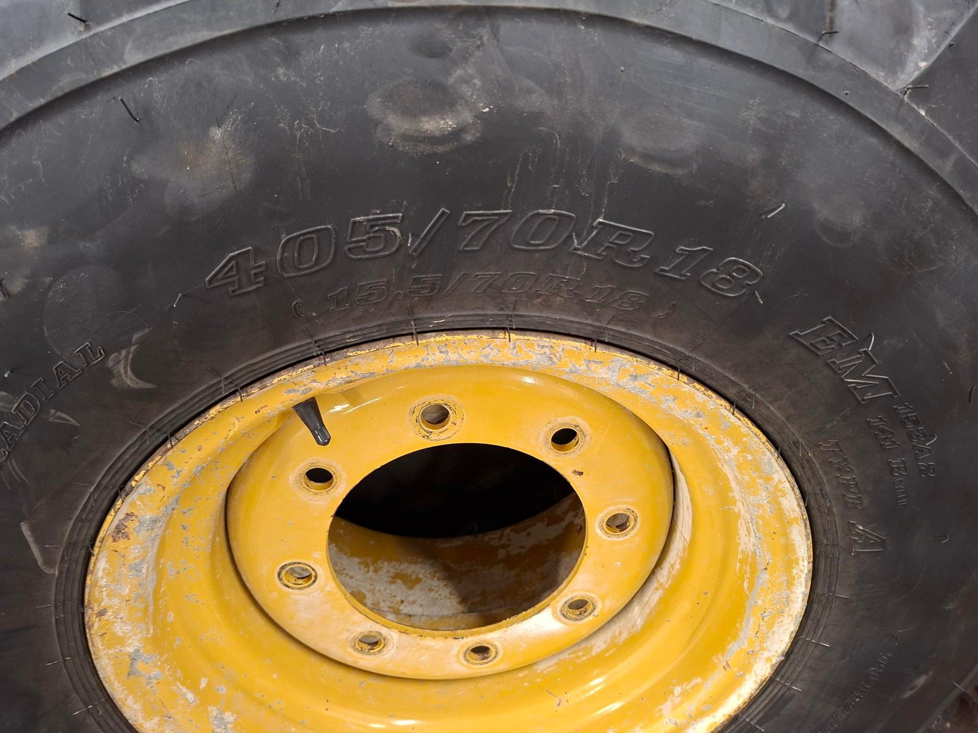 Däck på fälg 405/70 R18 (Cat 906 mfl)