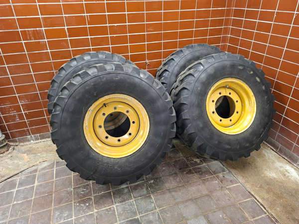 Däck på fälg 405/70 R18 (Cat 906 mfl)