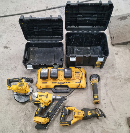 4 st Handmaskiner DeWalt, 3 batterier med laddstation