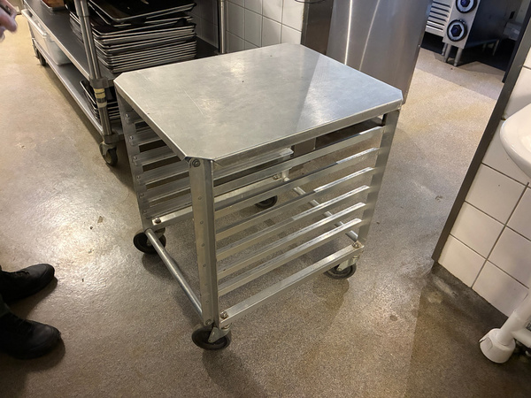 Plåtvagn / backvagn på hjul – ca 70 × 55 cm