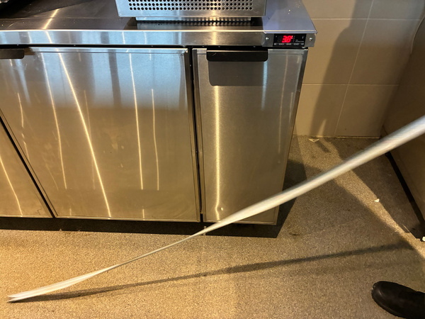 Kylbänk i rostfritt – 3 dörrar, ca 150 cm