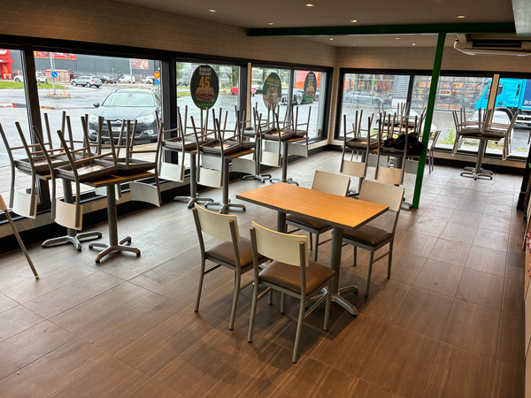 Restaurangmöbler Plymold – bord och stolar