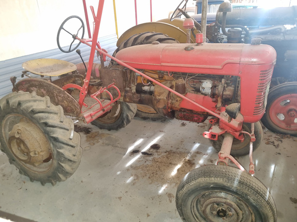 Veteran Traktor Farmall Super A, år 1946