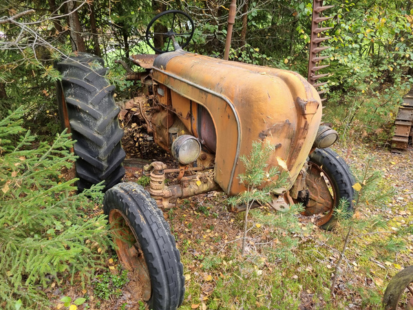 Veterantraktor Porsche A133 med slåtterbalk.