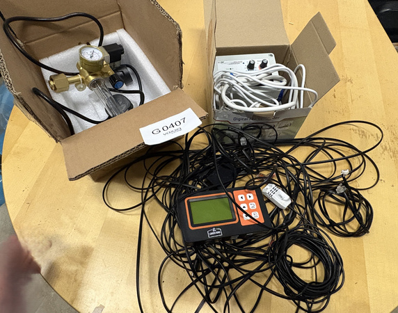 G0407 CO2-paket med styrenhet, regulator och digital fläkt.