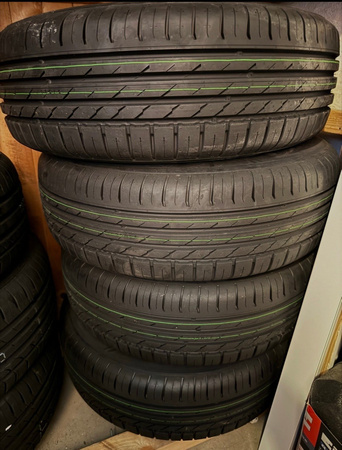 5x108. Sommardäck 195/65R15 med alu.fälgar.