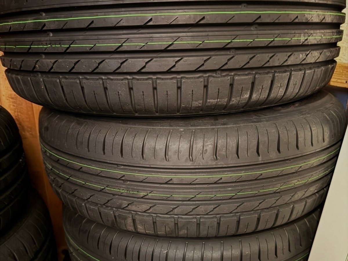 5x108. Sommardäck 195/65R15 med alu.fälgar.