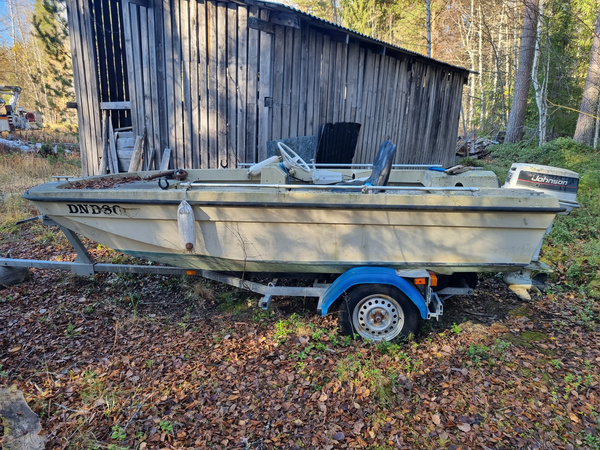Båt med motor och trailer