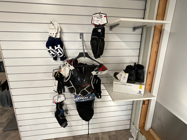 Parti skyddsutrustning – Husqvarna, Alpinestars mm E1166