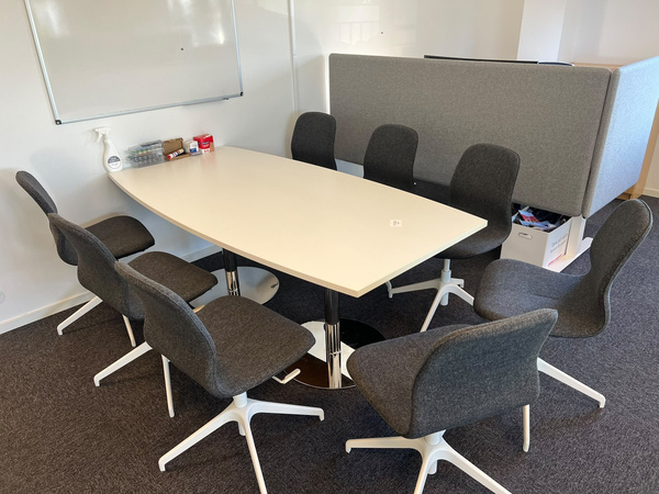 F0320 Konferensbord med 8st stolar