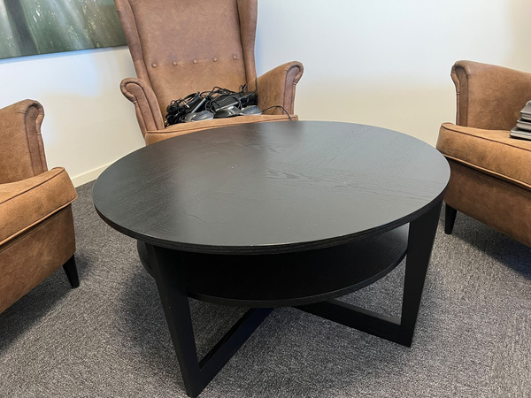 F0346 – 4 st öronlappsfåtöljer med bord