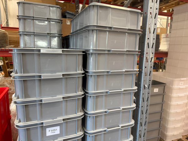 F0351 – 50st plastbackar / lagerbackar, grå