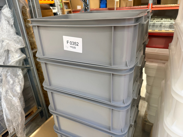 F0352 – 14st plastbackar / lagerbackar, grå