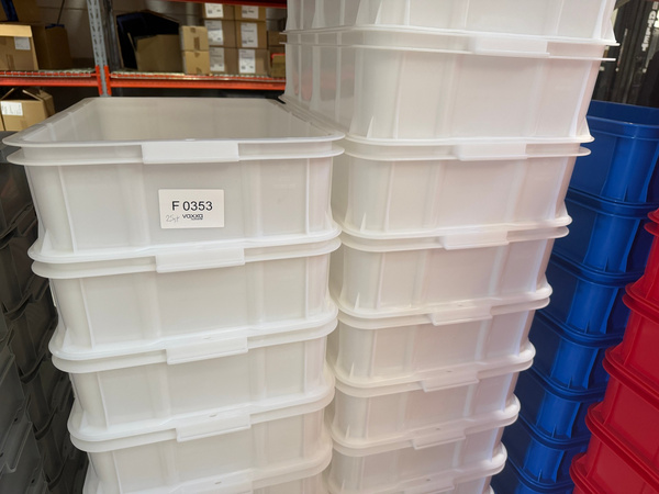 F0353 – 25st plastbackar / lagerbackar, vita