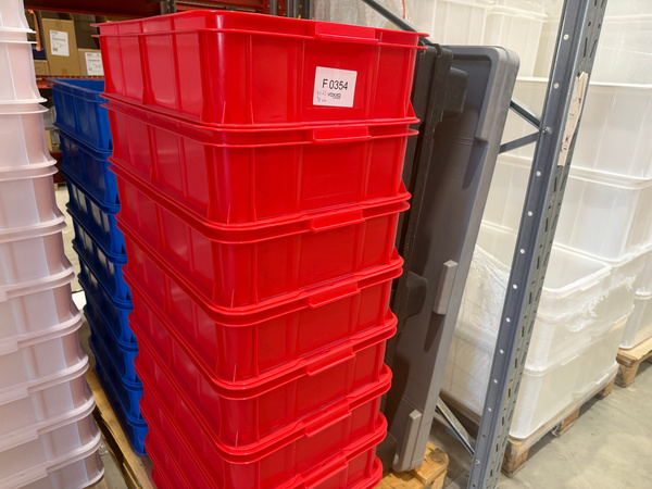 F0354 - Plastbackar / lagerbackar, blåa och röda