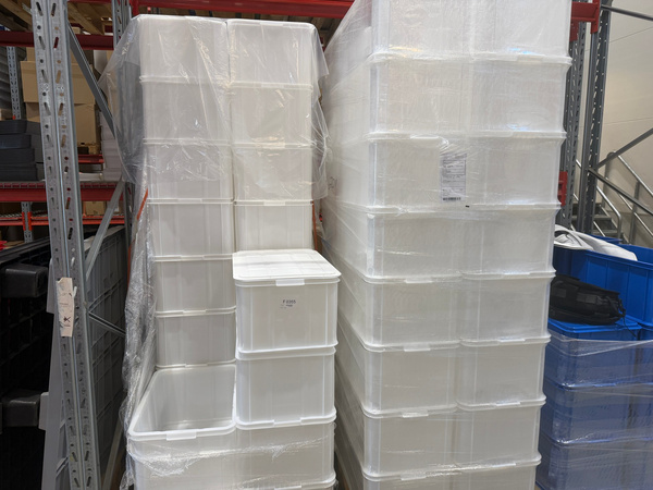 F0355 – Plastbackar / lagerbackar, vita