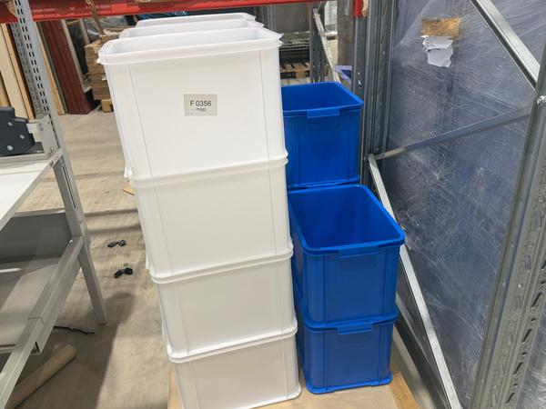 F0356 – Plastbackar / lagerbackar, vita och blåa