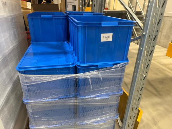 F0357 – Plastbackar / lagerbackar, blåa