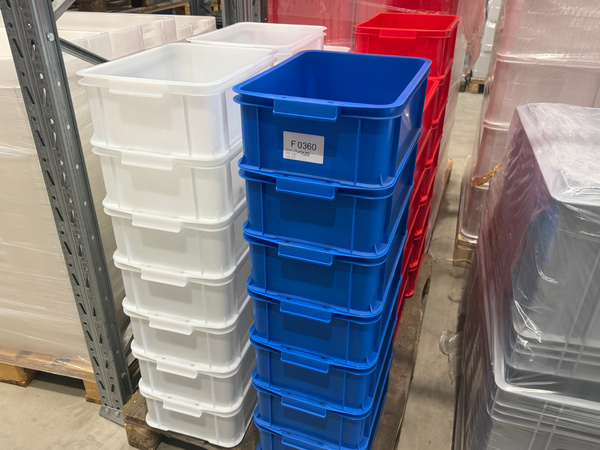 F0360 – Plastbackar / lagerbackar, vita, blåa och röda