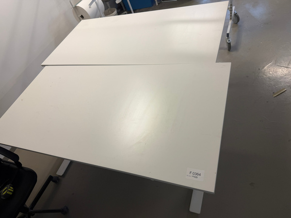 F0363 - Två skrivbord och en kontorsstol