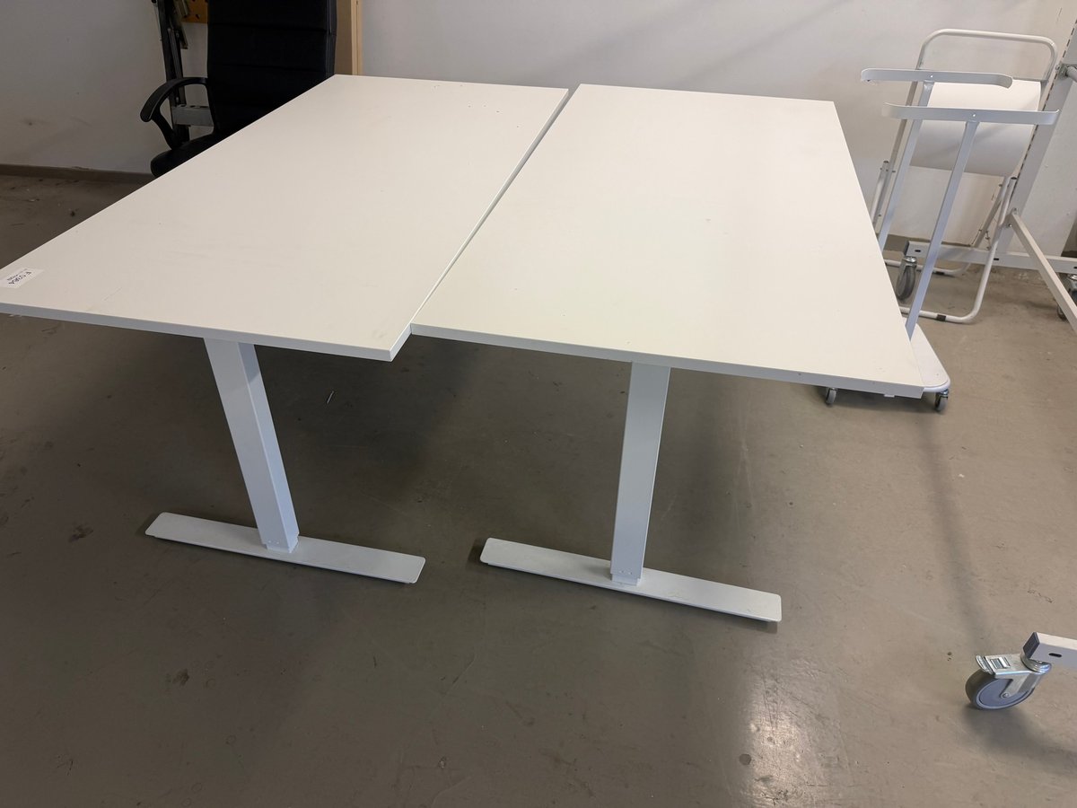 F0363 - Två skrivbord och en kontorsstol
