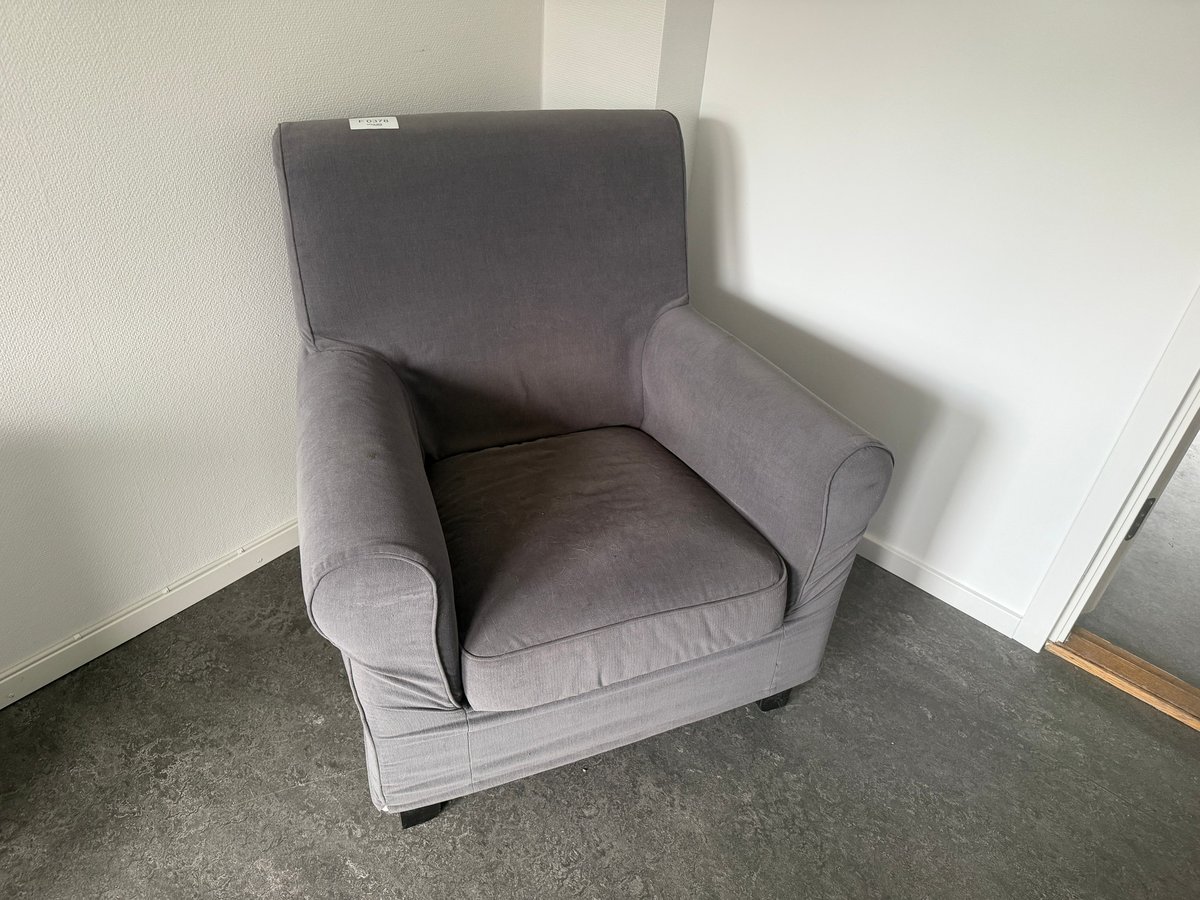 F0378 Grå fåtölj