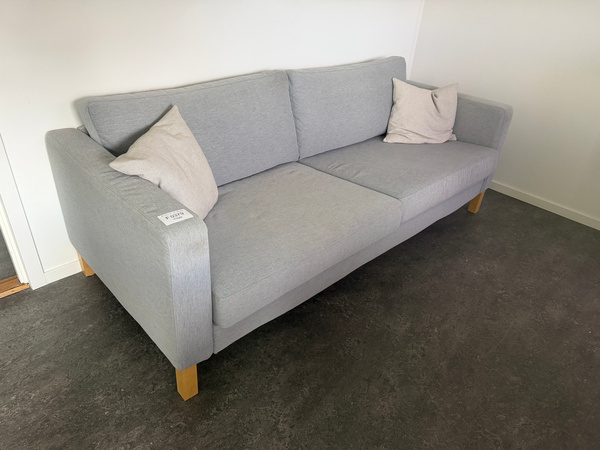 F0379 Grå två-sits soffa