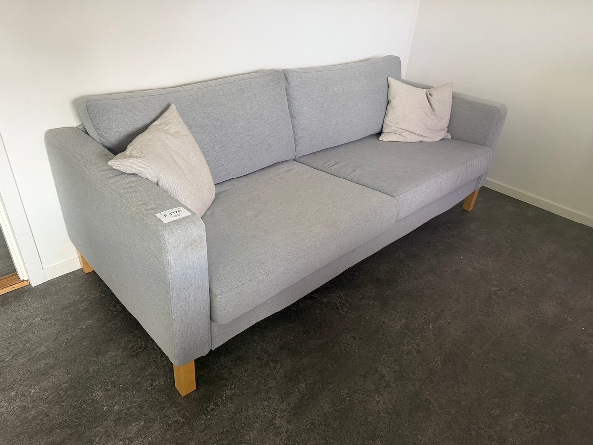 F0379 Grå två-sits soffa
