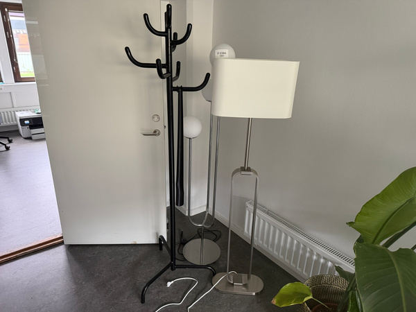 F0384 Golvlampor och klädhängare