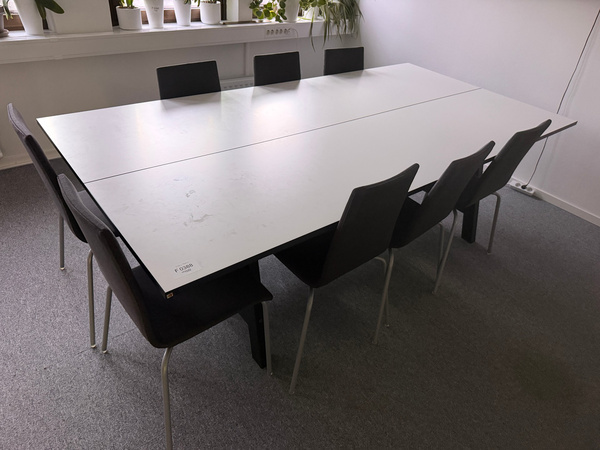 F0388 Konferensbord med stolar