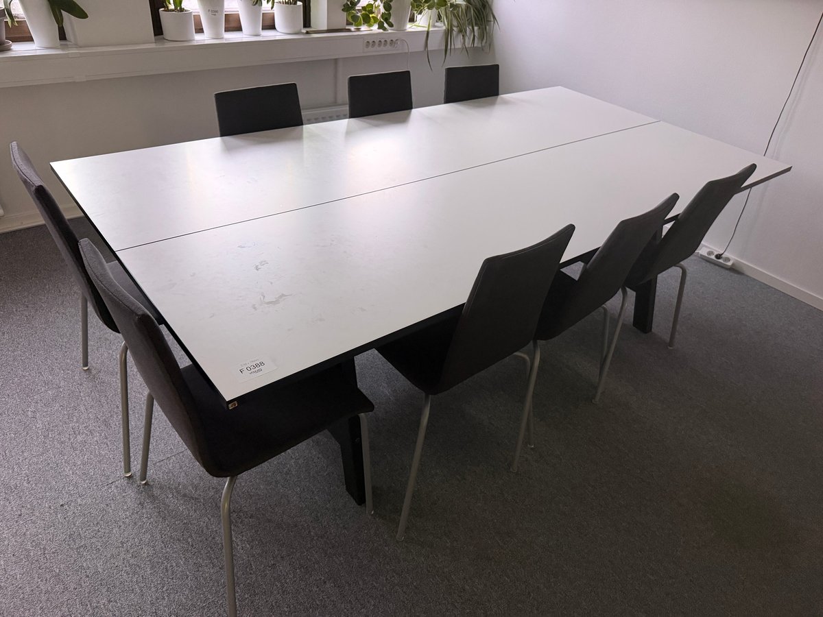 F0388 Konferensbord med stolar