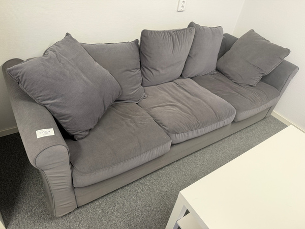 F0397 Grå tre-sits soffa med bord