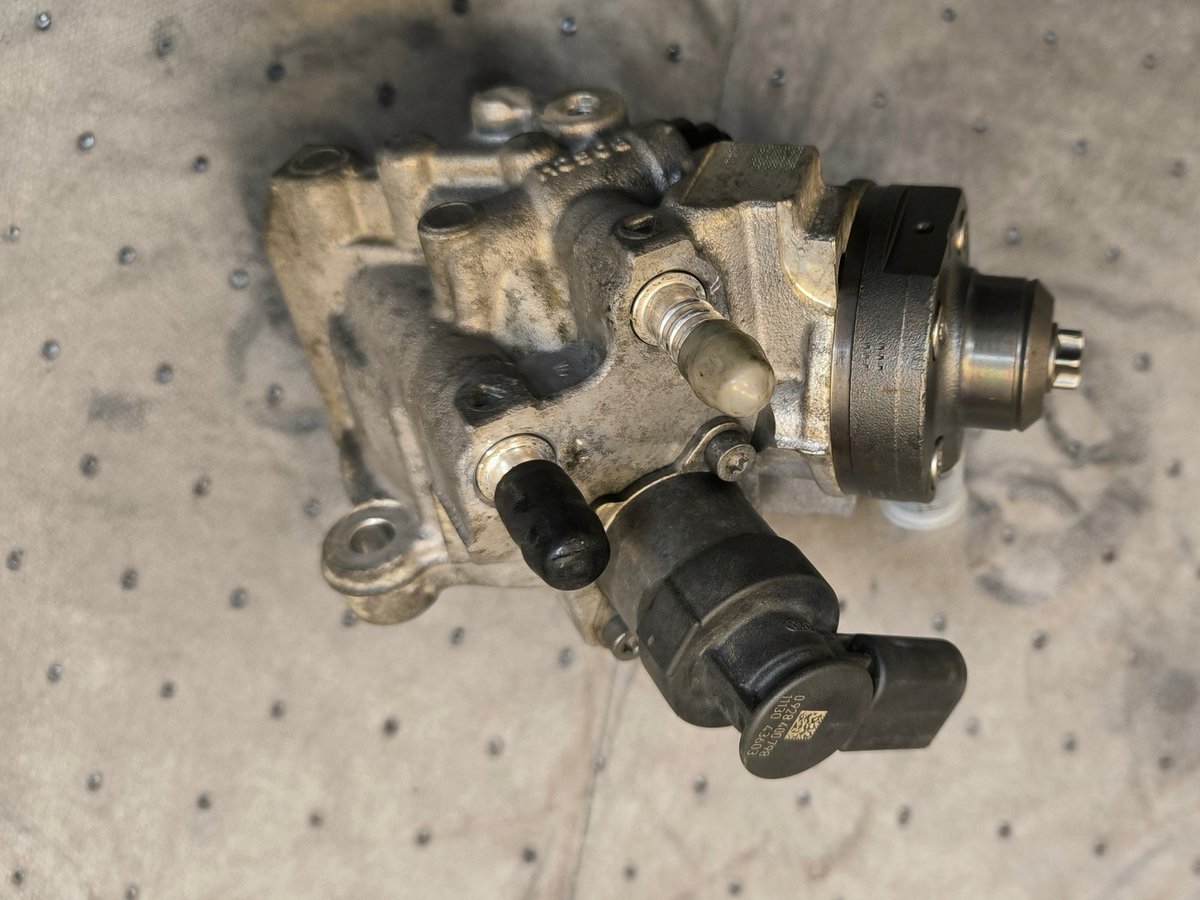 BMW högtryckspump. Har suttit på en N47 D20C dieselmotor