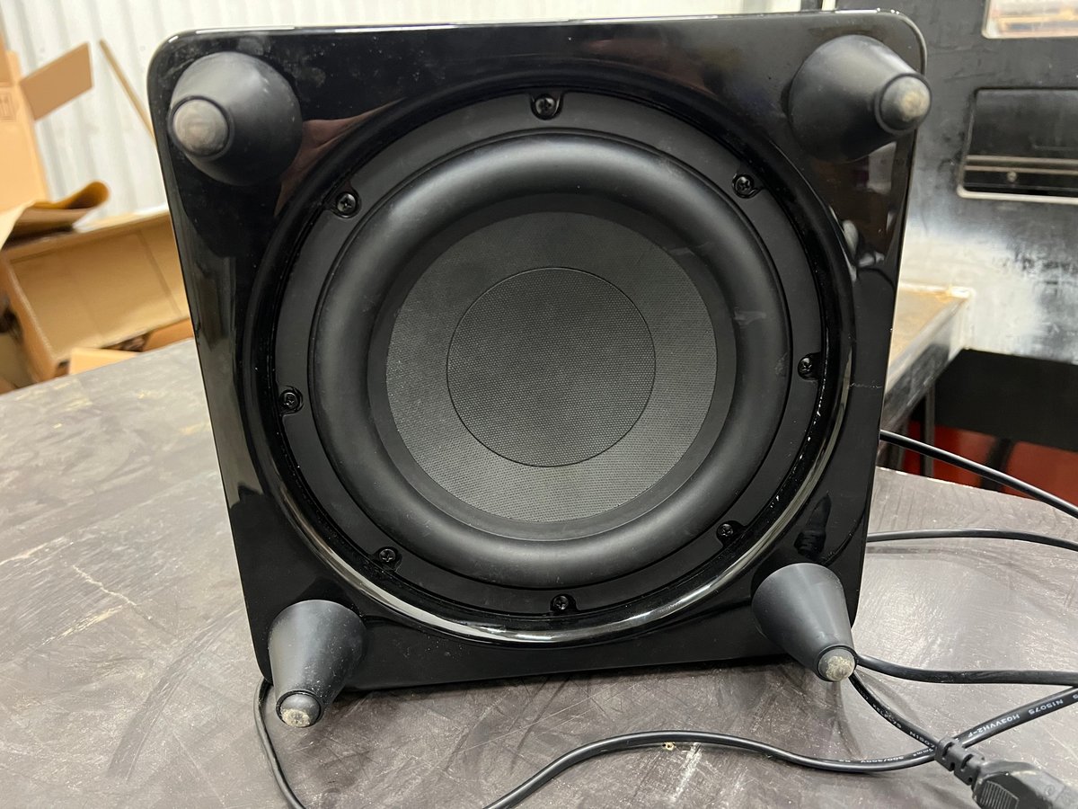 HARMAN/KARDON SUB 8" TUM MED INBYGGD SLUTSTEG