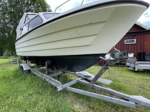 Fram/ Plastsnipa 19 fot med Båttrailer - Fågelstasläpet